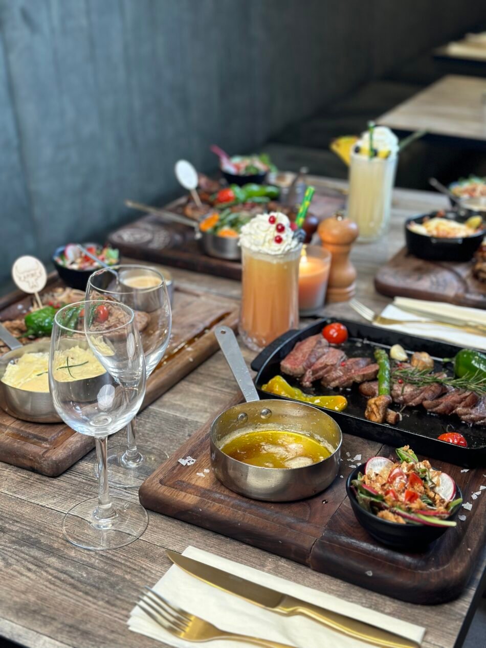 Escalopes, entrecôtes, côtes d'agneau et burgers maison – la viande sous toutes ses formes.