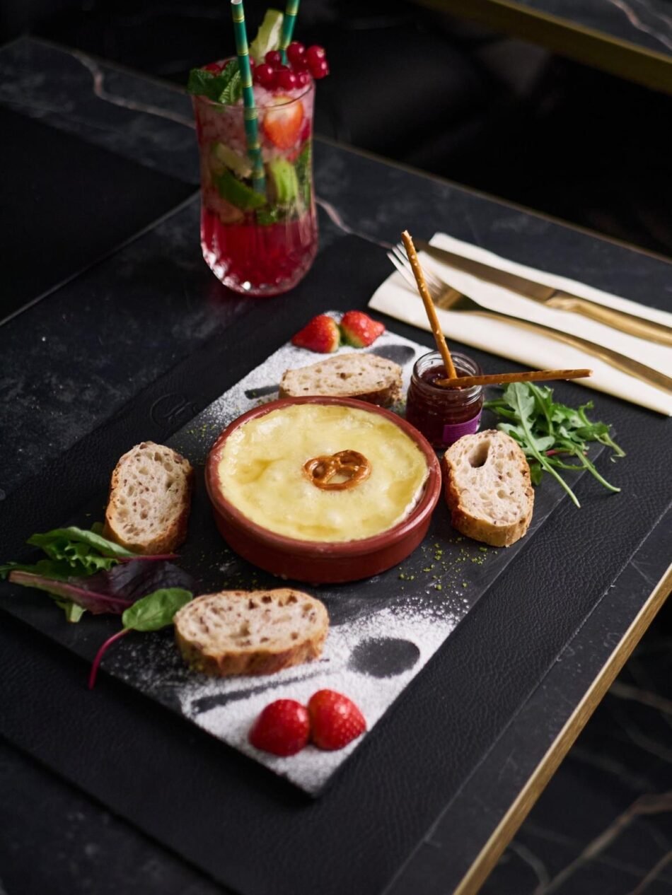 Petites merveilles à partager – camembert rôti, salades généreuses, scampis à l'ail et carpaccio.